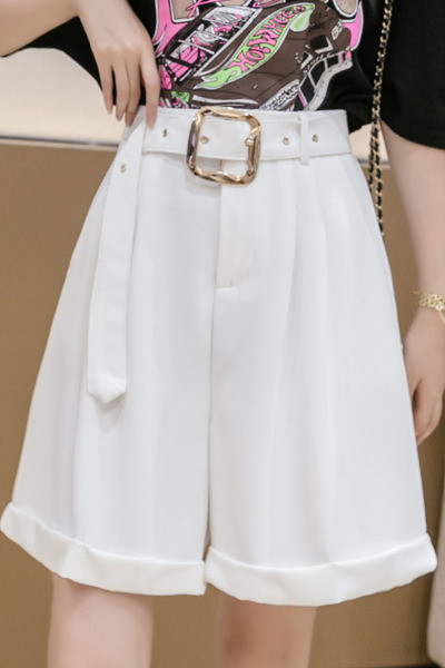 Pantaloni de dama deasupra genunchiului cu talie inalta si curea cu catarama metalica