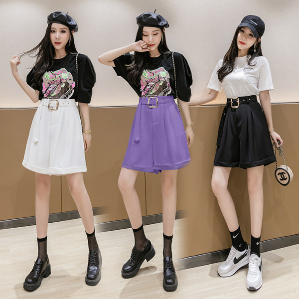 Pantaloni de dama deasupra genunchiului cu talie inalta si curea cu catarama metalica