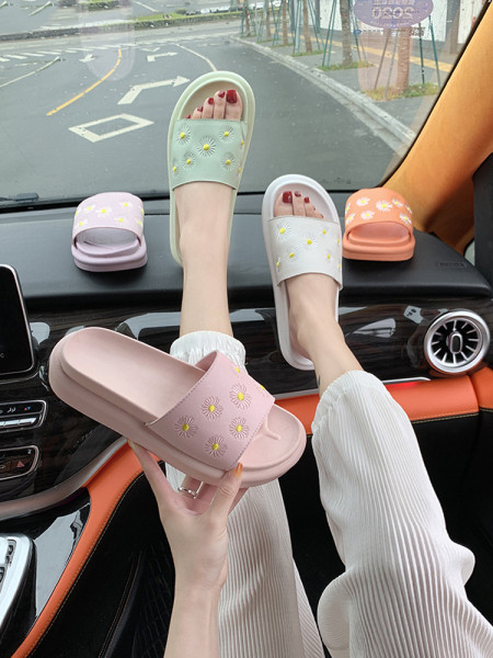 Moodsad värvilise tikandiga naiste sussid