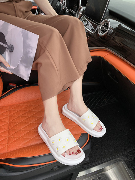 Moodsad värvilise tikandiga naiste sussid