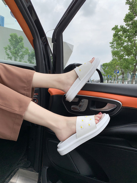 Moodsad värvilise tikandiga naiste sussid