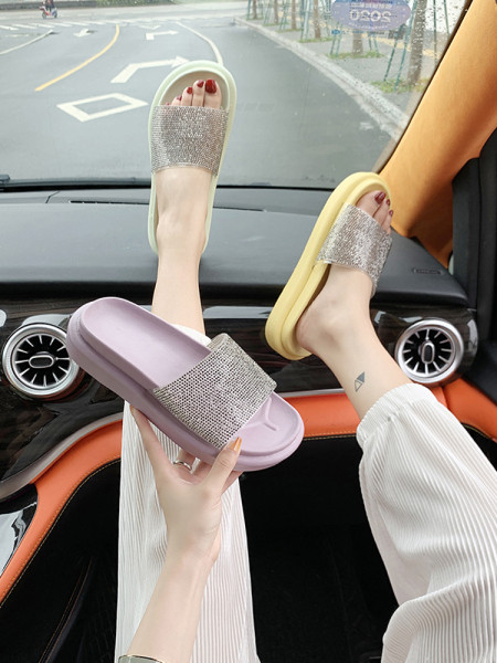 Kummist tasase talla ja läikiva efektiga naiste sussid