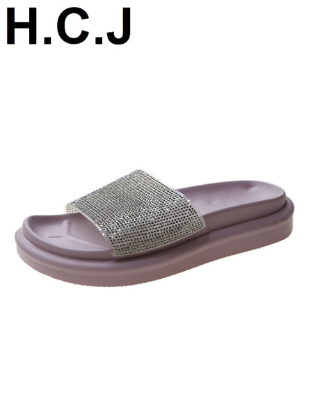 Kummist tasase talla ja läikiva efektiga naiste sussid