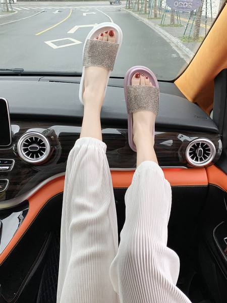 Kummist tasase talla ja läikiva efektiga naiste sussid