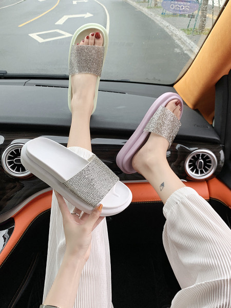 Kummist tasase talla ja läikiva efektiga naiste sussid