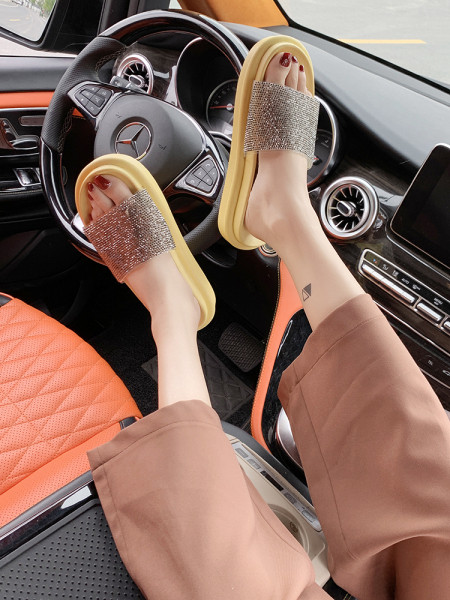 Kummist tasase talla ja läikiva efektiga naiste sussid