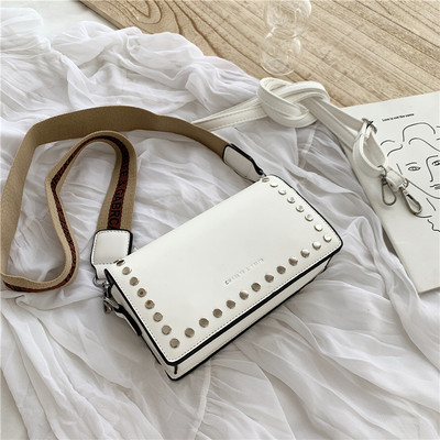 Mini geanta de dama moderna cu ochiuri si maner lat