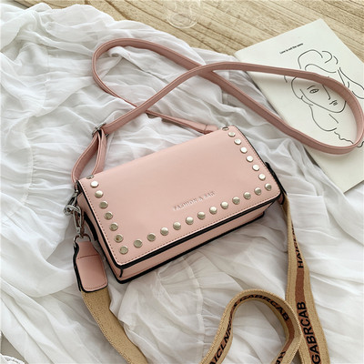 Mini geanta de dama moderna cu ochiuri si maner lat