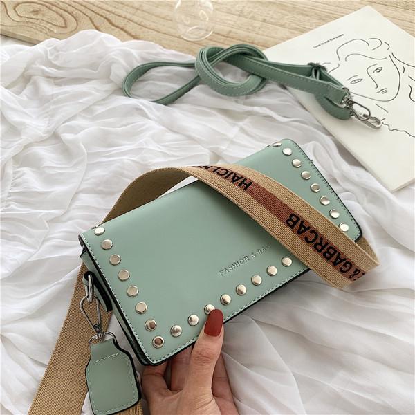 Mini geanta de dama moderna cu ochiuri si maner lat