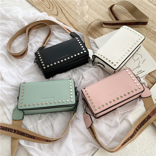 Mini geanta de dama moderna cu ochiuri si maner lat