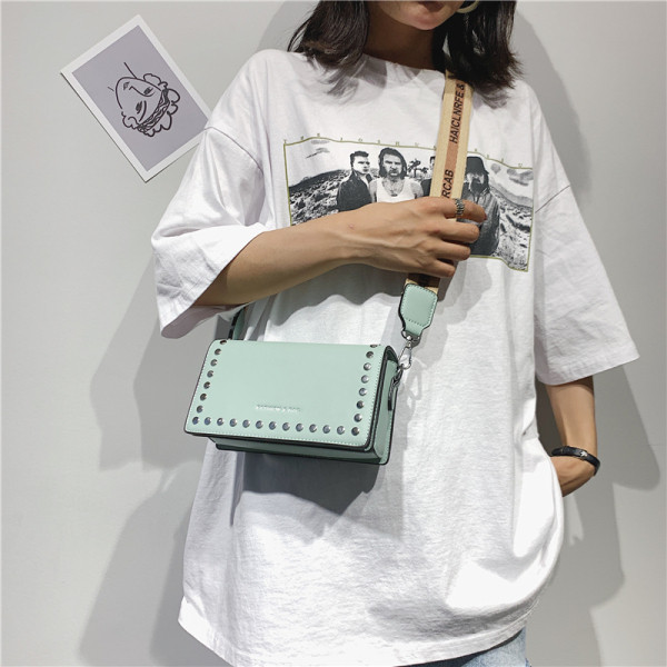 Mini geanta de dama moderna cu ochiuri si maner lat