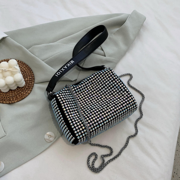 Geanta de dama moderna cu maner metalic si inscriptionare