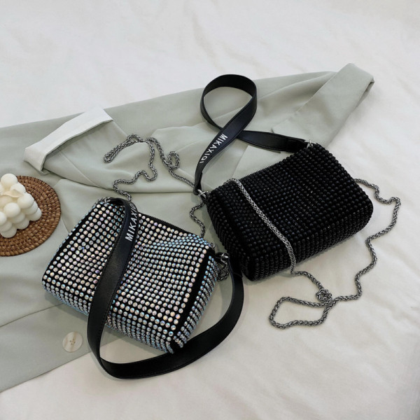 Geanta de dama moderna cu maner metalic si inscriptionare