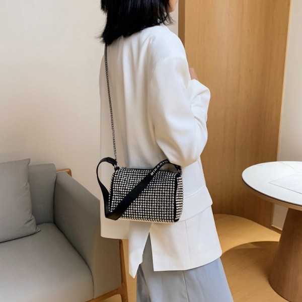 Geanta de dama moderna cu maner metalic si inscriptionare