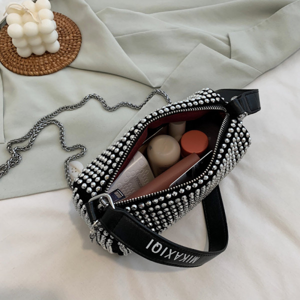 Geanta de dama moderna cu maner metalic si inscriptionare