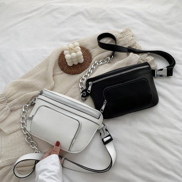 Sieviešu ikdienas soma ar rāvējslēdzējiem un metāla elementu