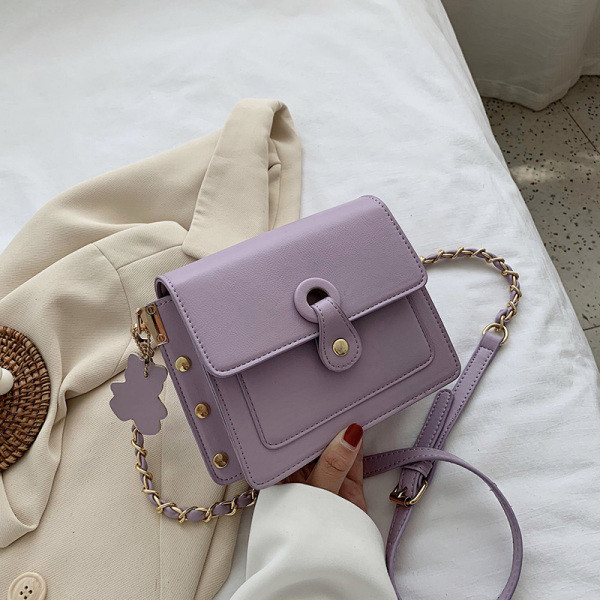 Mūsdienīga sieviešu soma ar garu rokturi un cilpām