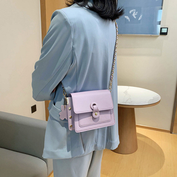 Mūsdienīga sieviešu soma ar garu rokturi un cilpām