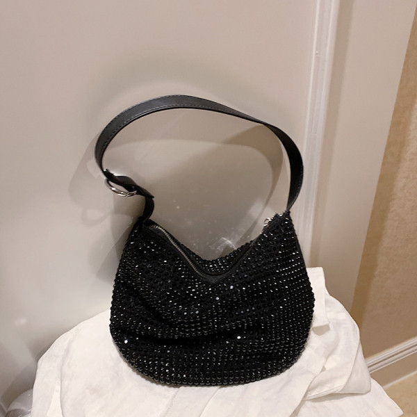 Stiilne aasadega õlale lukuga naistekott