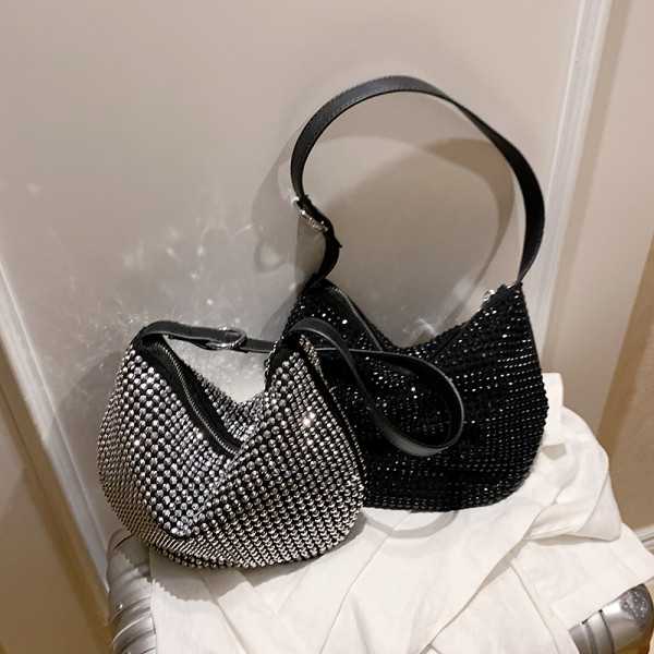 Stiilne aasadega õlale lukuga naistekott