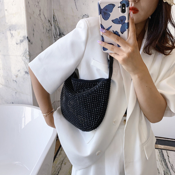 Stiilne aasadega õlale lukuga naistekott