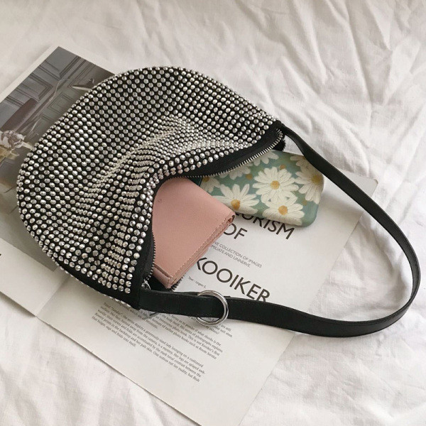 Stiilne aasadega õlale lukuga naistekott