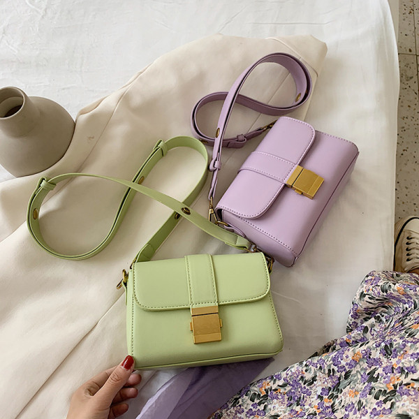 Geanta de dama la zi, model simplu cu element metalic