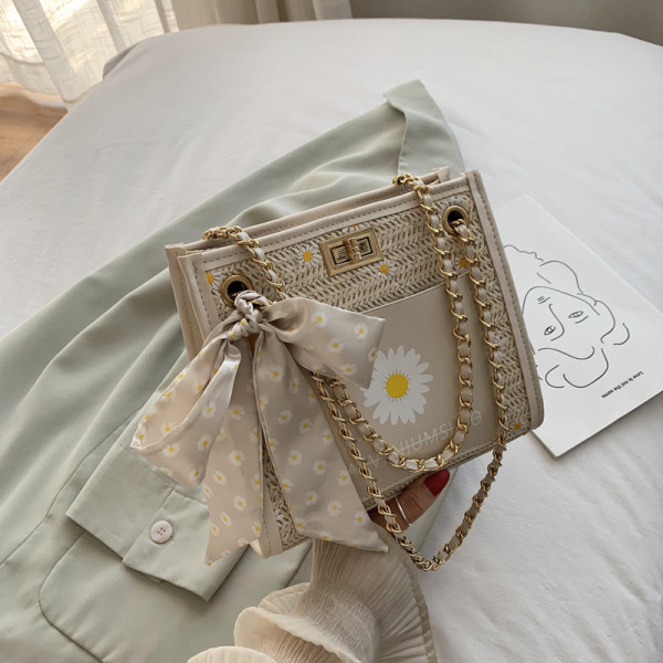 Korszerű női táska felirattal, hosszú füllel