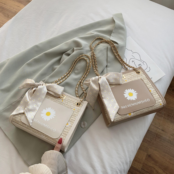 Korszerű női táska felirattal, hosszú füllel