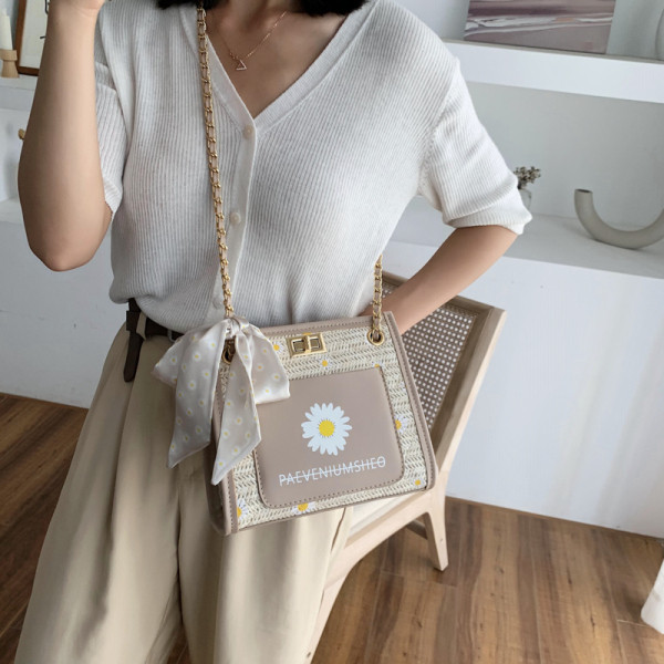 Korszerű női táska felirattal, hosszú füllel