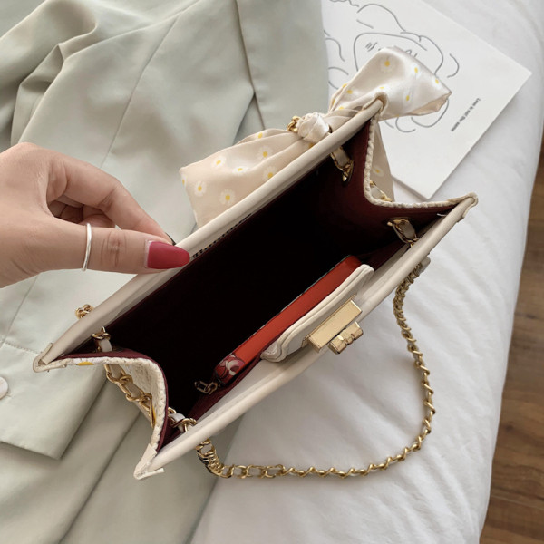 Korszerű női táska felirattal, hosszú füllel