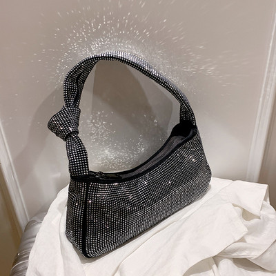 Moodne tõmbluku ja aasadega naiste kott