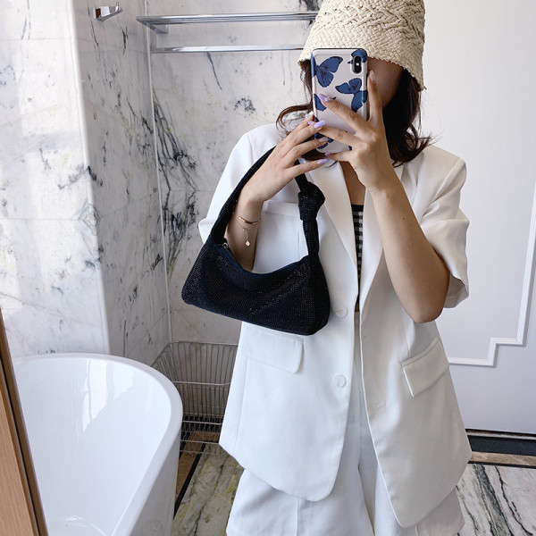 Moodne tõmbluku ja aasadega naiste kott