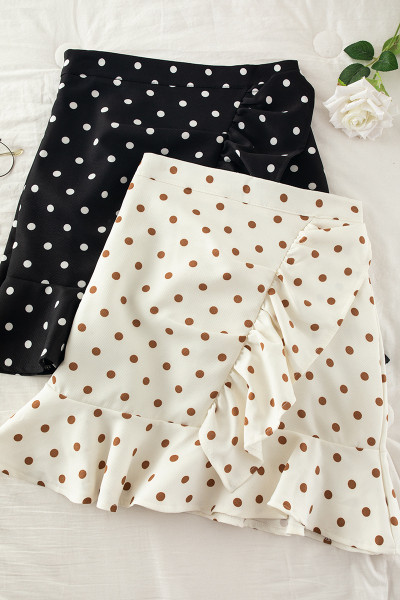 Moodne naiste täpiline kõrge vöökoha ja lokkidega seelik