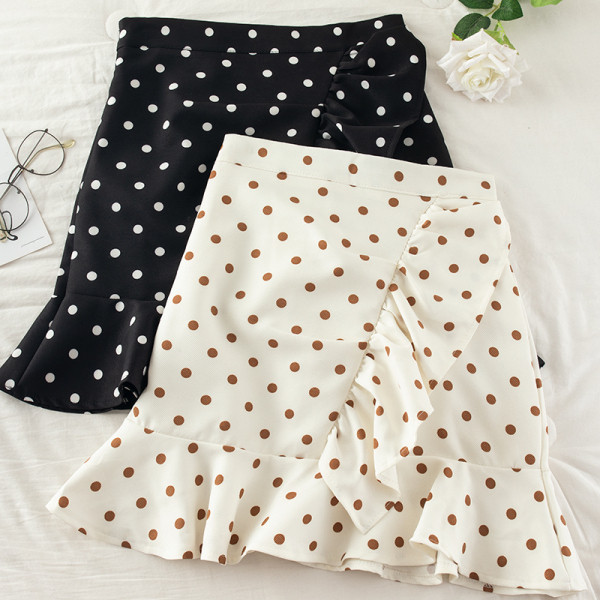 Moodne naiste täpiline kõrge vöökoha ja lokkidega seelik