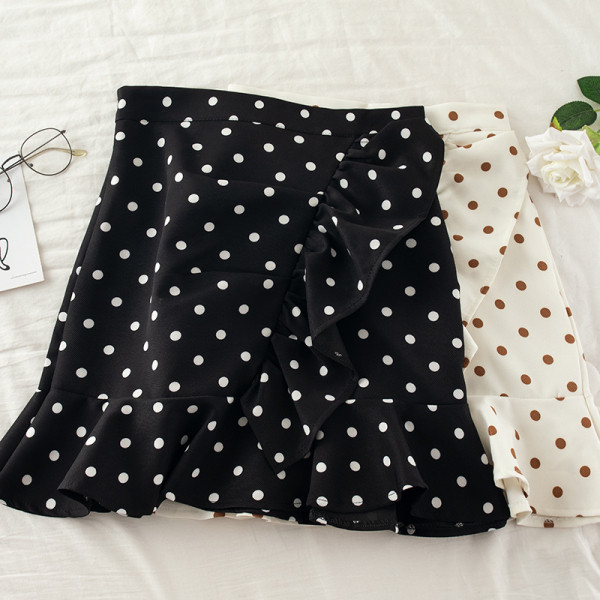 Moodne naiste täpiline kõrge vöökoha ja lokkidega seelik