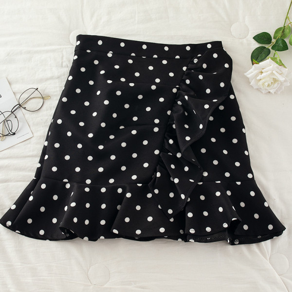 Moodne naiste täpiline kõrge vöökoha ja lokkidega seelik