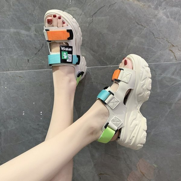 Sandale de dama actuale cu talpa aspra si petice