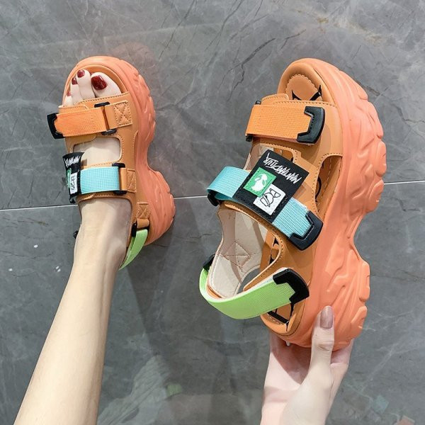 Sandale de dama actuale cu talpa aspra si petice