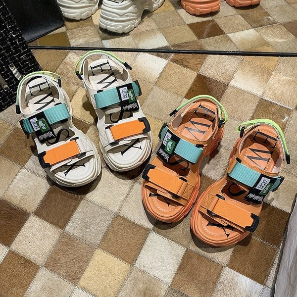 Sandale de dama actuale cu talpa aspra si petice