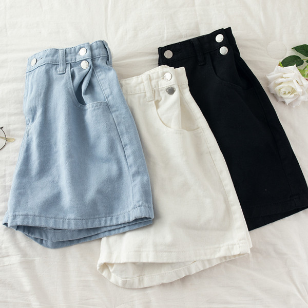 Naiste lühikesed nööpide ja taskutega teksad