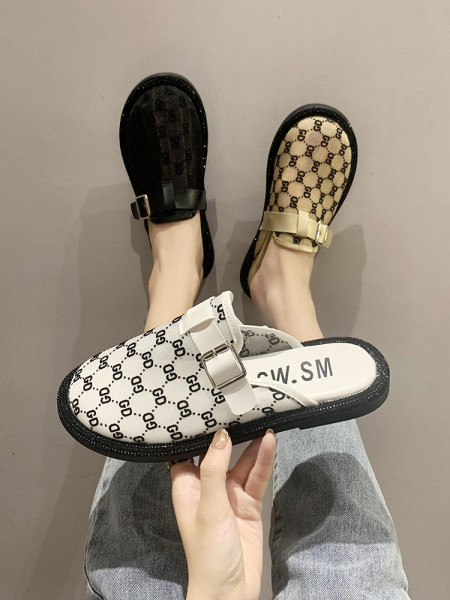 Papuci de damă cu aplicație și talpă plată