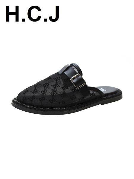 Papuci de damă cu aplicație și talpă plată