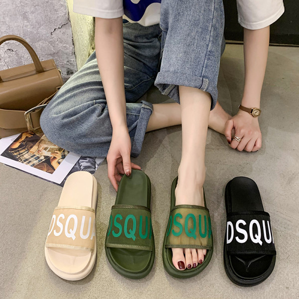 Vasaras sieviešu čības ar plakanu zoli un aplikāciju