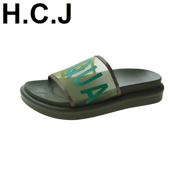 Vasaras sieviešu čības ar plakanu zoli un aplikāciju