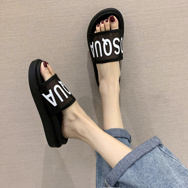 Vasaras sieviešu čības ar plakanu zoli un aplikāciju