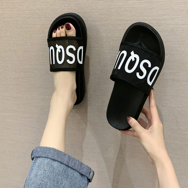 Vasaras sieviešu čības ar plakanu zoli un aplikāciju