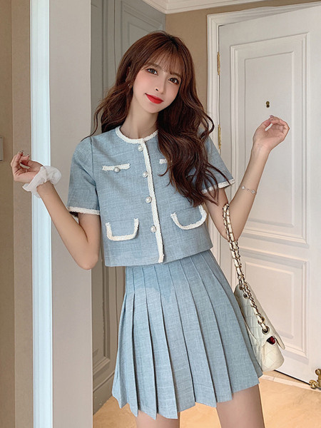 Naiste komplekt kõrge vöökohaga plisseeritud seelikust ja lühikeste varrukatega pluusist