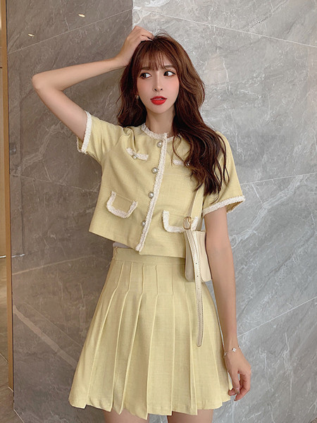 Naiste komplekt kõrge vöökohaga plisseeritud seelikust ja lühikeste varrukatega pluusist