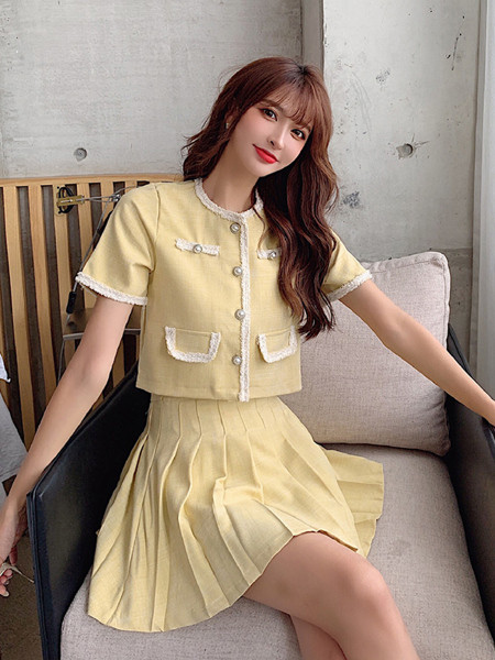 Naiste komplekt kõrge vöökohaga plisseeritud seelikust ja lühikeste varrukatega pluusist